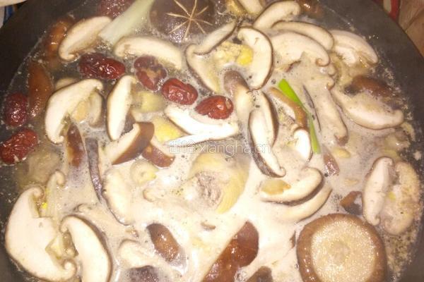 红枣香菇鸡汤的做法图解5