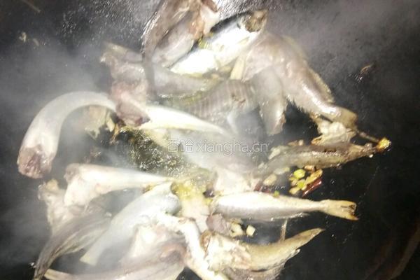 铁锅炖鱼贴饼子的做法图解4