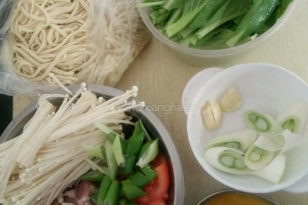 家常西红柿鸡蛋面（荤）的做法图解1