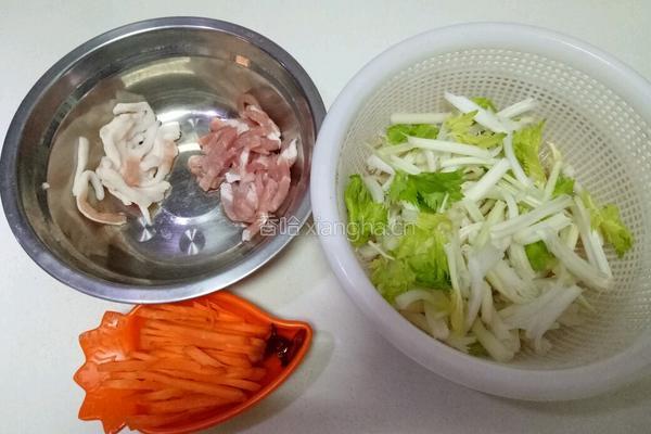 白芹炒肉丝的做法图解1