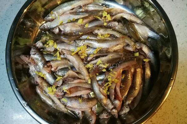 香酥小鱼条的做法图解2