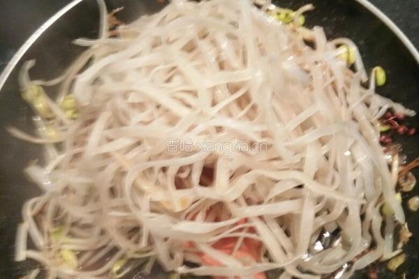 扁红薯粉炒豆芽的做法图解4