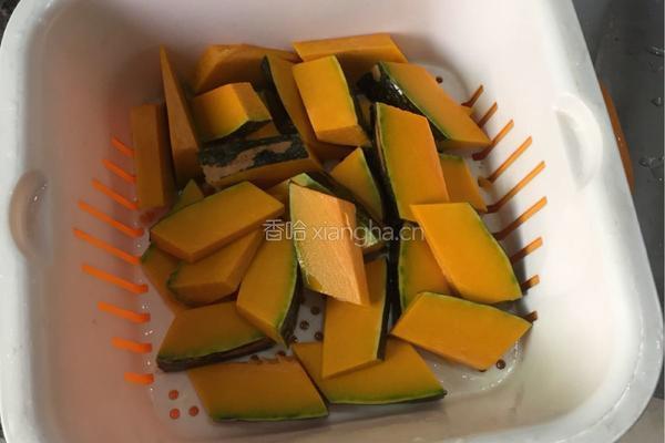 腊肉蒸南瓜的做法图解1