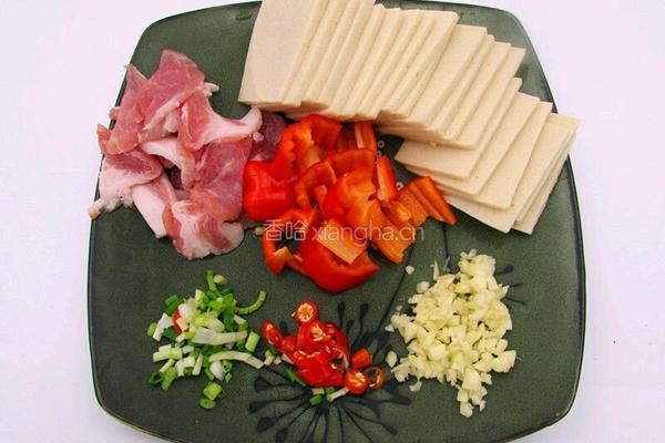 千叶豆腐小炒肉的做法图解1