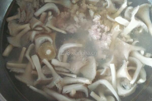 平菇瘦肉汤的做法图解5