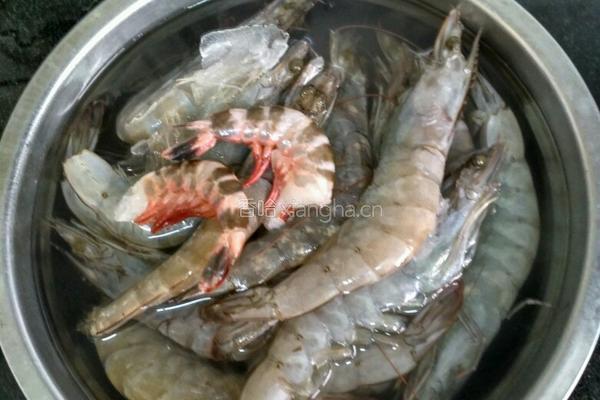 油㸆大虾的做法图解1