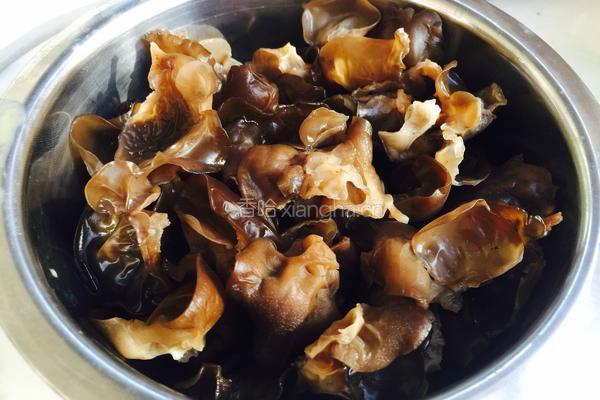 木耳大葱炒蛋的做法图解1