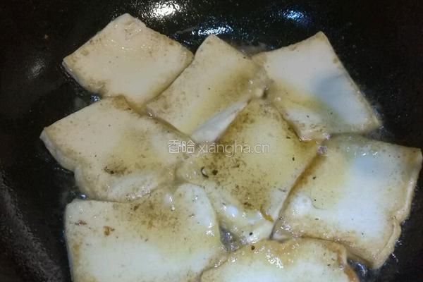 焖煎豆腐的做法图解1