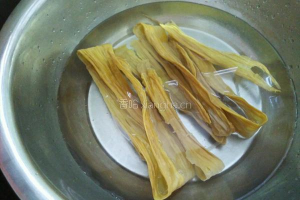 腐竹炒肉片的做法图解1