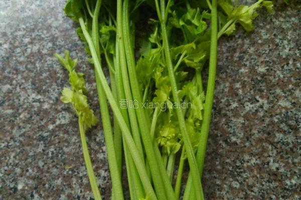 鲜鱿炒芹菜的做法图解1