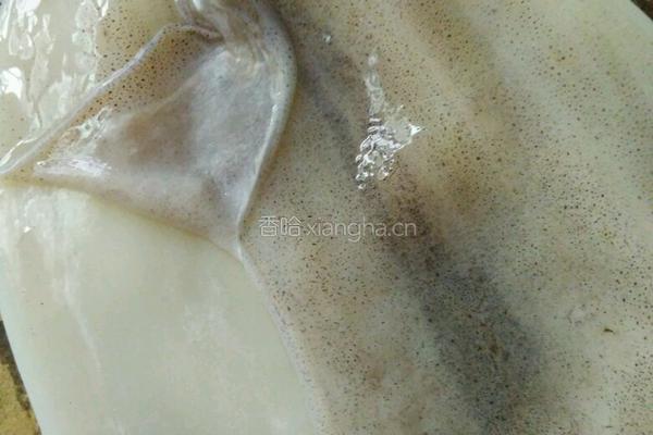 鲜鱿炒芹菜的做法图解2