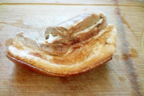 蒜苗炒肉片的做法图解1