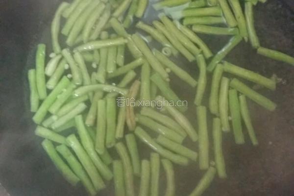 豇豆炒肉丝的做法图解1
