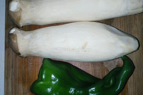 杏鲍菇青椒肉片的做法图解1