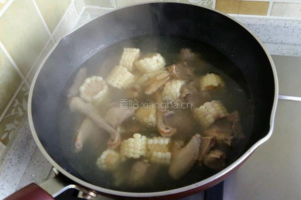 玉米鲜菇乳鸽汤的做法图解1