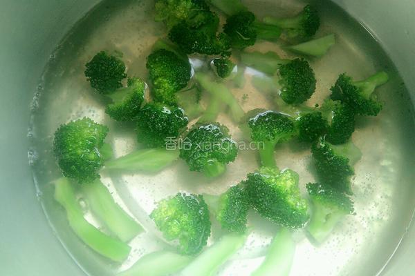 西兰花炒肉片的做法图解5