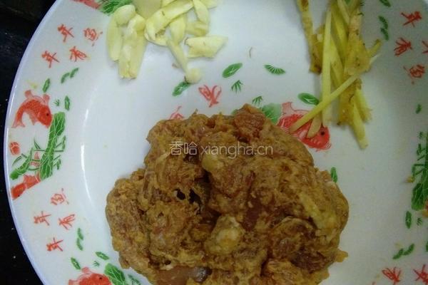 胡萝卜炒脊梁肉的做法图解1