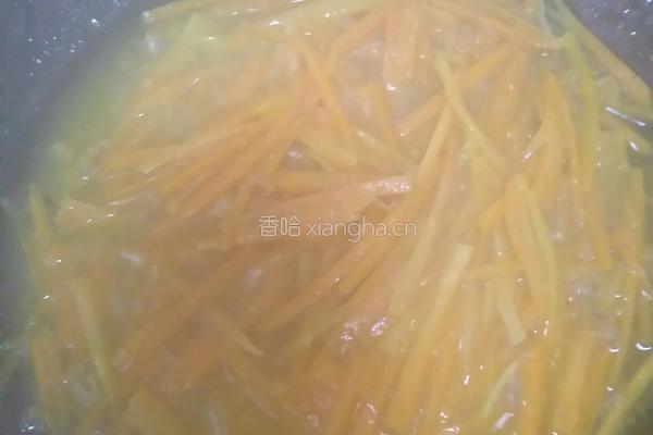 胡萝卜炒脊梁肉的做法图解4