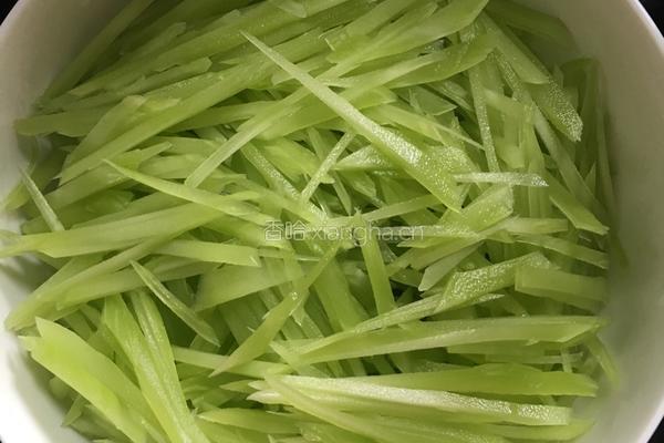 凉拌莴笋的做法图解1