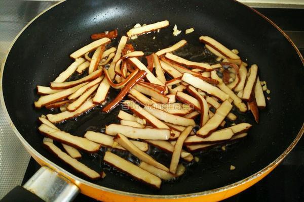 香干炒芹菜的做法图解3