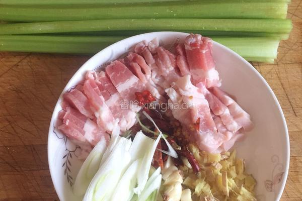 五花肉炒芹菜的做法图解1
