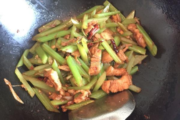 五花肉炒芹菜的做法图解6