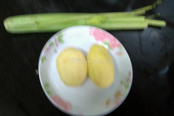 炝芹菜土豆丝的做法图解1