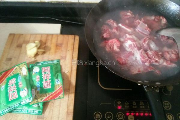 榨菜排骨汤的做法图解1