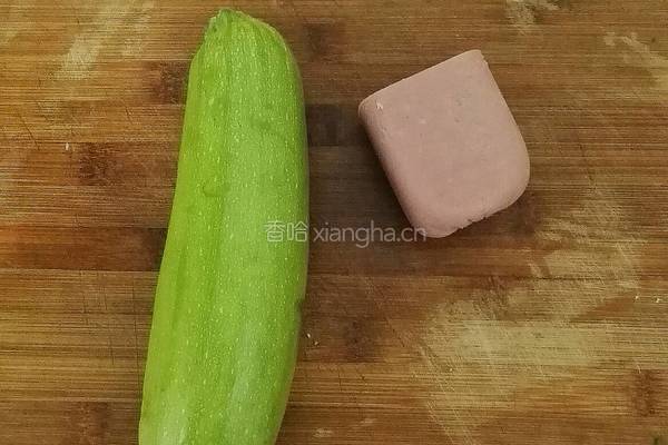 西葫芦炒香肠的做法图解1