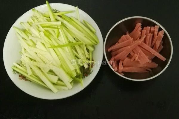 西葫芦炒香肠的做法图解2