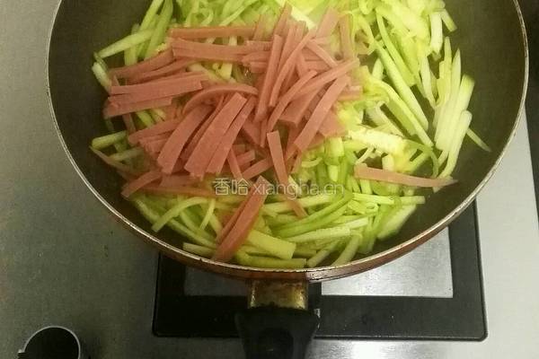 西葫芦炒香肠的做法图解4
