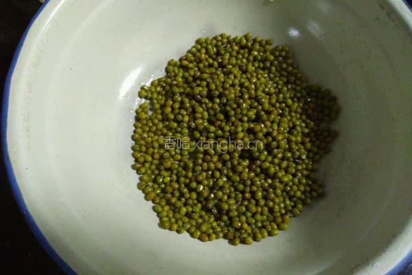 茶油绿豆汤的做法图解1