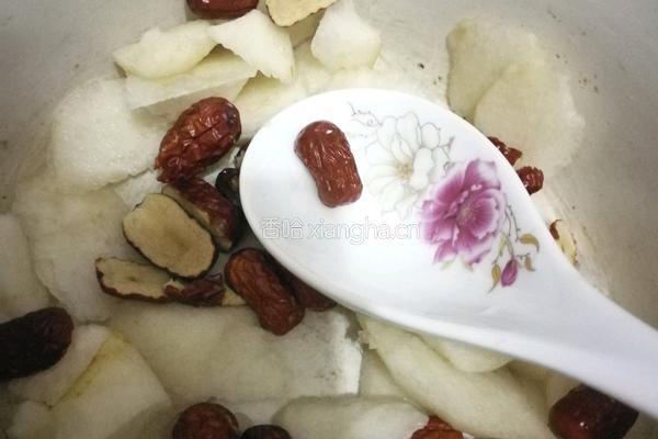红枣雪梨银耳汤的做法图解1