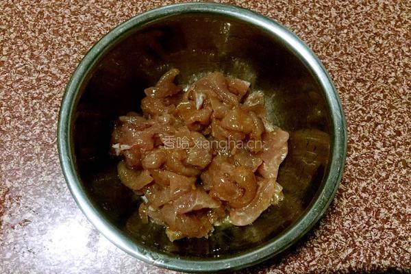 平菇炒肉的做法图解1