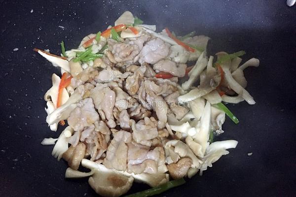 平菇炒肉的做法图解6