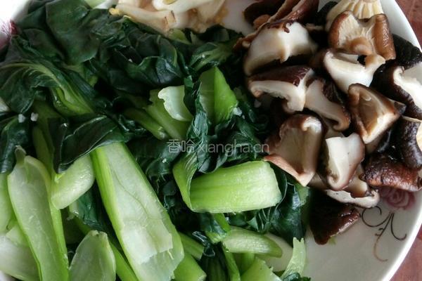 耗油油菜香菇的做法图解1