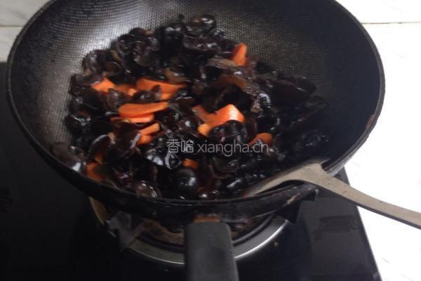 胡萝卜木耳炒圆白菜的做法图解4