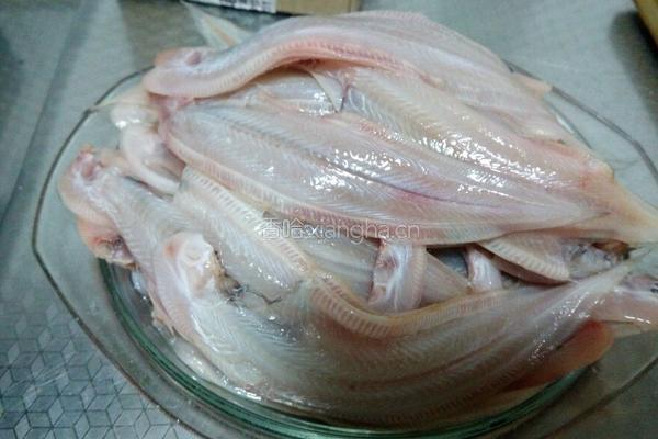 红烧鳎目鱼的做法图解1