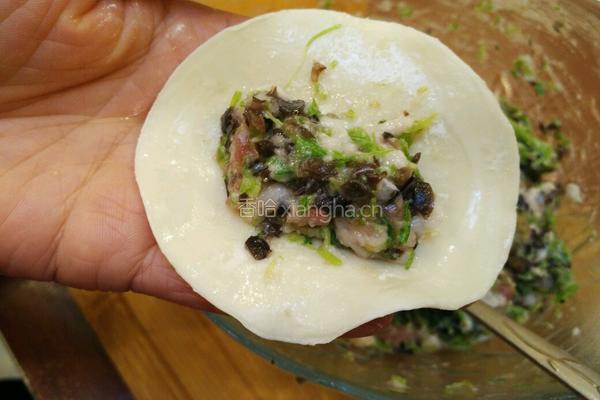 月牙饺子包法的做法图解2