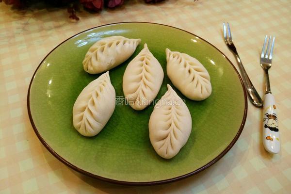 柳叶饺子的包法的做法图解1