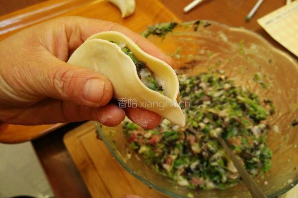 柳叶饺子的包法的做法图解4