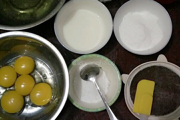 电饭煲海绵蛋糕的做法图解1