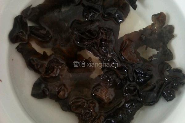 凉拌木耳的做法图解1