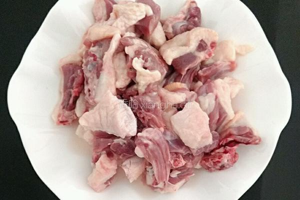 土豆啤酒鸭的做法图解1