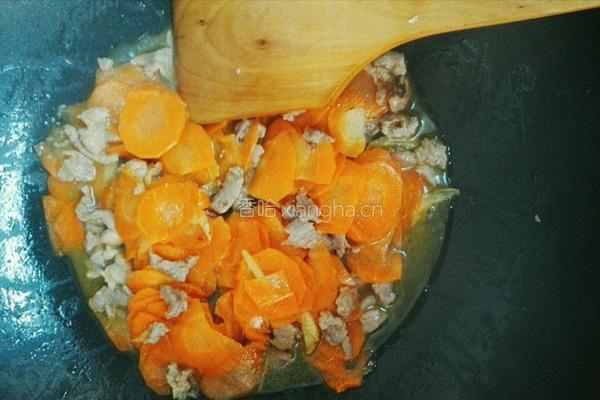 胡萝卜炒青蒜的做法图解5