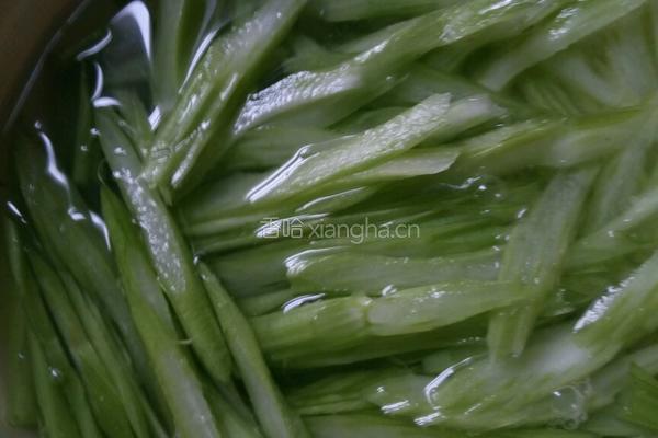 香干西芹的做法图解1