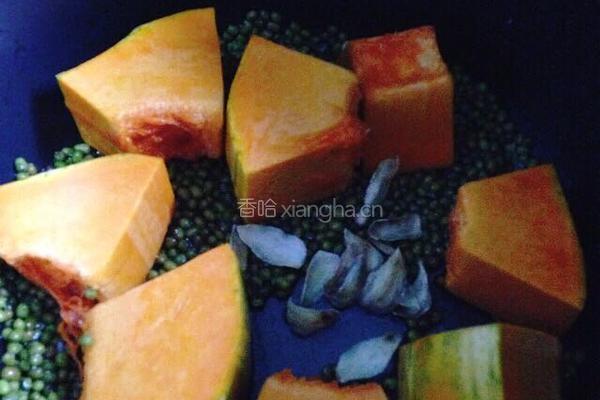 绿豆南瓜百合汤的做法图解4