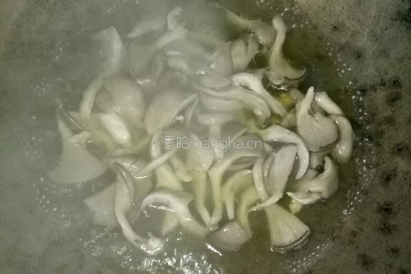 蘑菇炒蒜苗的做法图解4