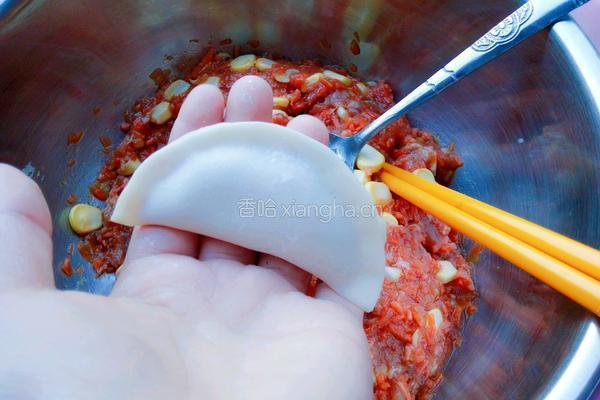 玉米胡萝卜猪肉饺子的做法图解8