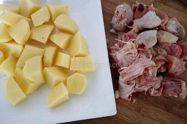 鸡腿炖土豆蘑菇的做法图解1
